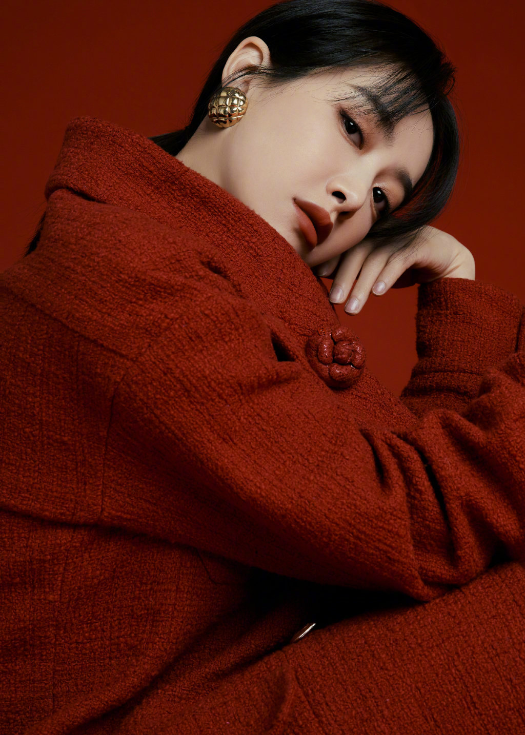 宋茜大红唇配红西装红红火火过大年