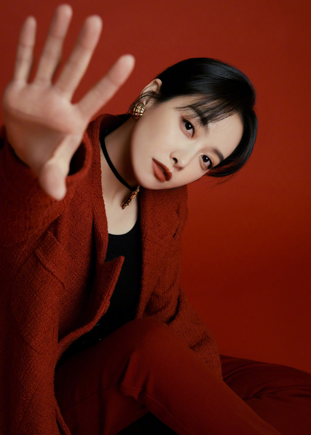 宋茜大红唇配红西装红红火火过大年