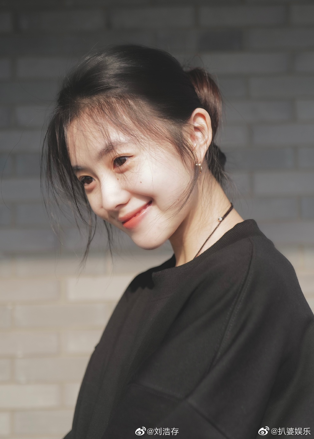 刘浩存怼脸四宫格随拍浩存皮肤状态太好了吧