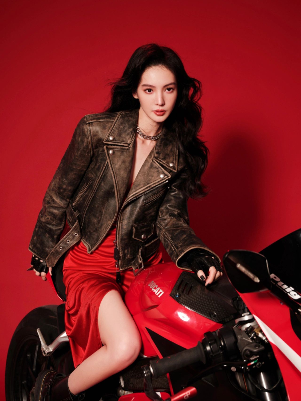 金晨|||金晨 红衣卷发,机车皮衣,酷飒舞姿