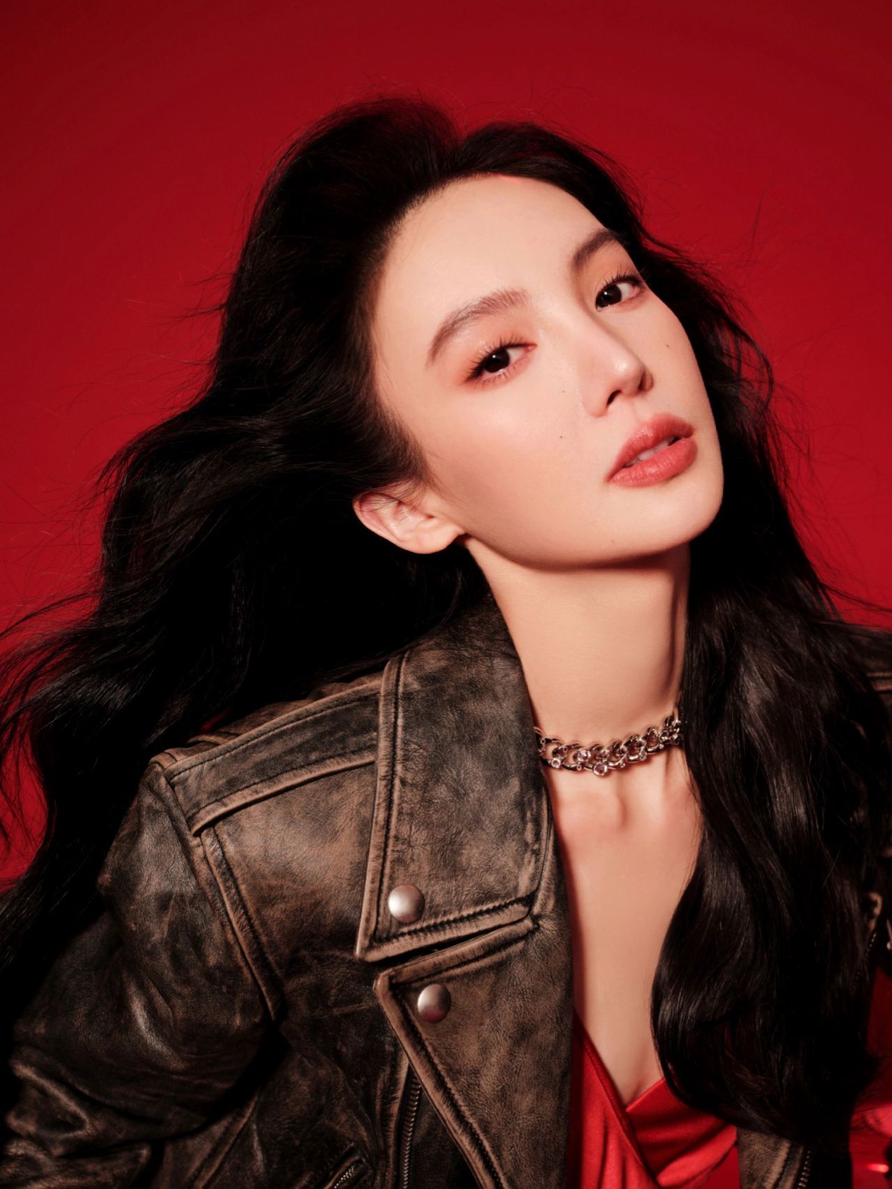 金晨|||金晨 红衣卷发,机车皮衣,酷飒舞姿