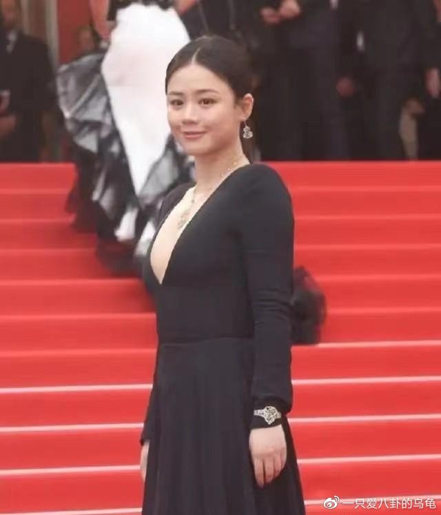 “完美”暴露身体缺陷,明星雷人红毯造型,看得我忍不住笑出了声休闲区蓝鸢梦想 - Www.slyday.coM “完美”暴露身体缺陷,明星雷人红毯造型,看得我忍不住笑出了声休闲区蓝鸢梦想 - Www.slyday.coM