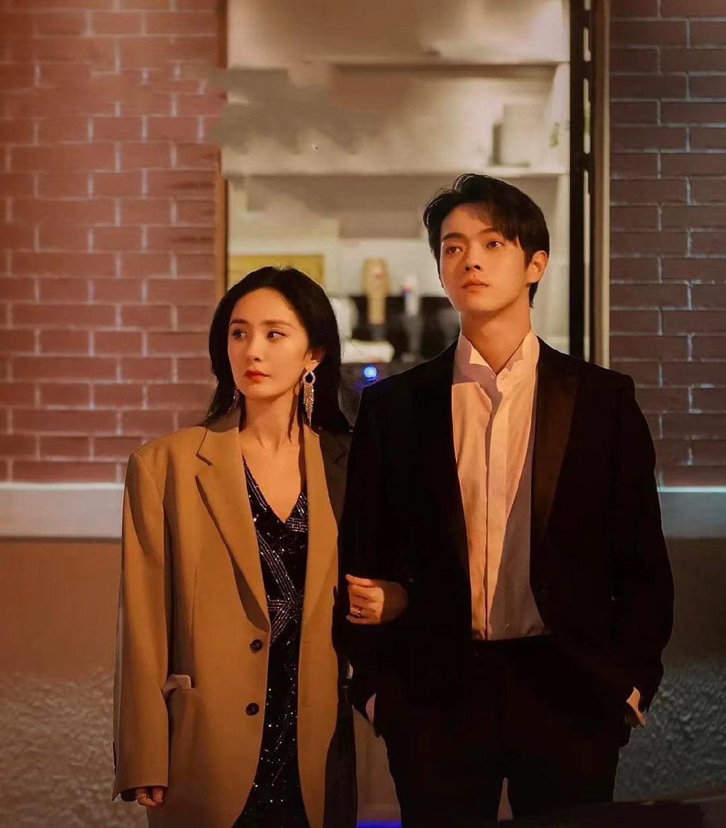 当时网络传言许凯与网红大金是男女朋友关系,而且网红大金经常遭到