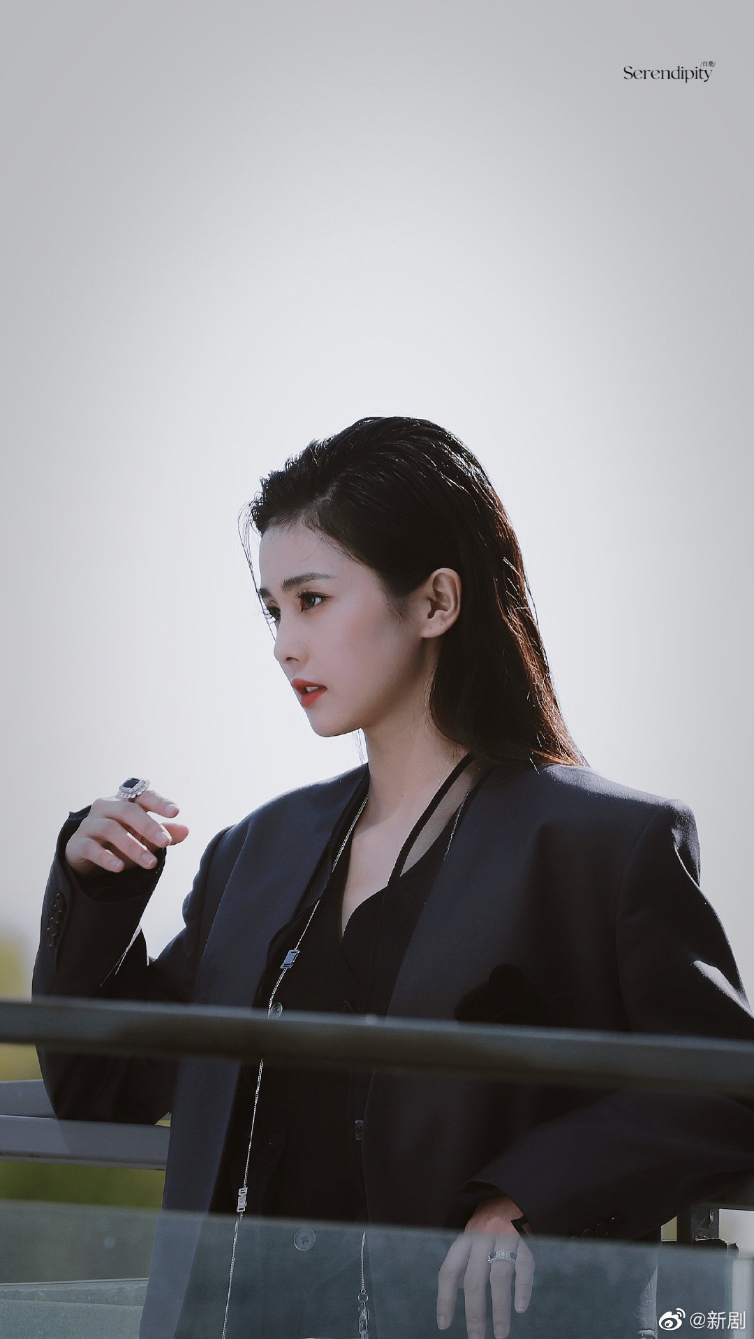 白鹿露出的眉眼好好看,是口罩都挡不住的美貌了……__财经头条