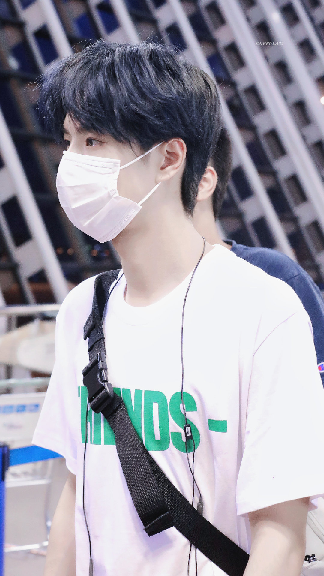 王一博戴口罩也挡不住帅脸系列