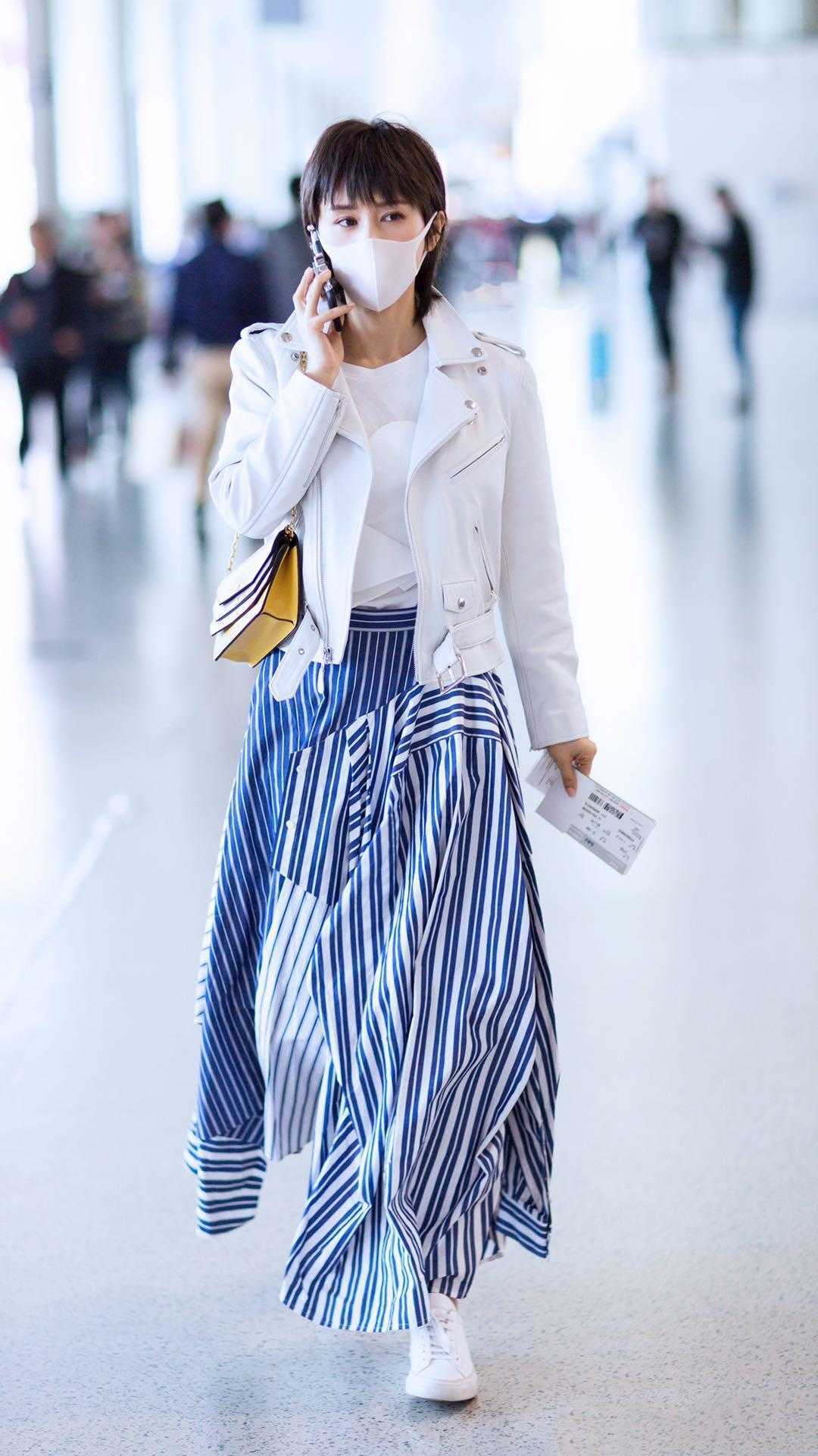 王子文超级懂穿搭技巧,白色皮衣配条纹半身裙,显高至少10cm