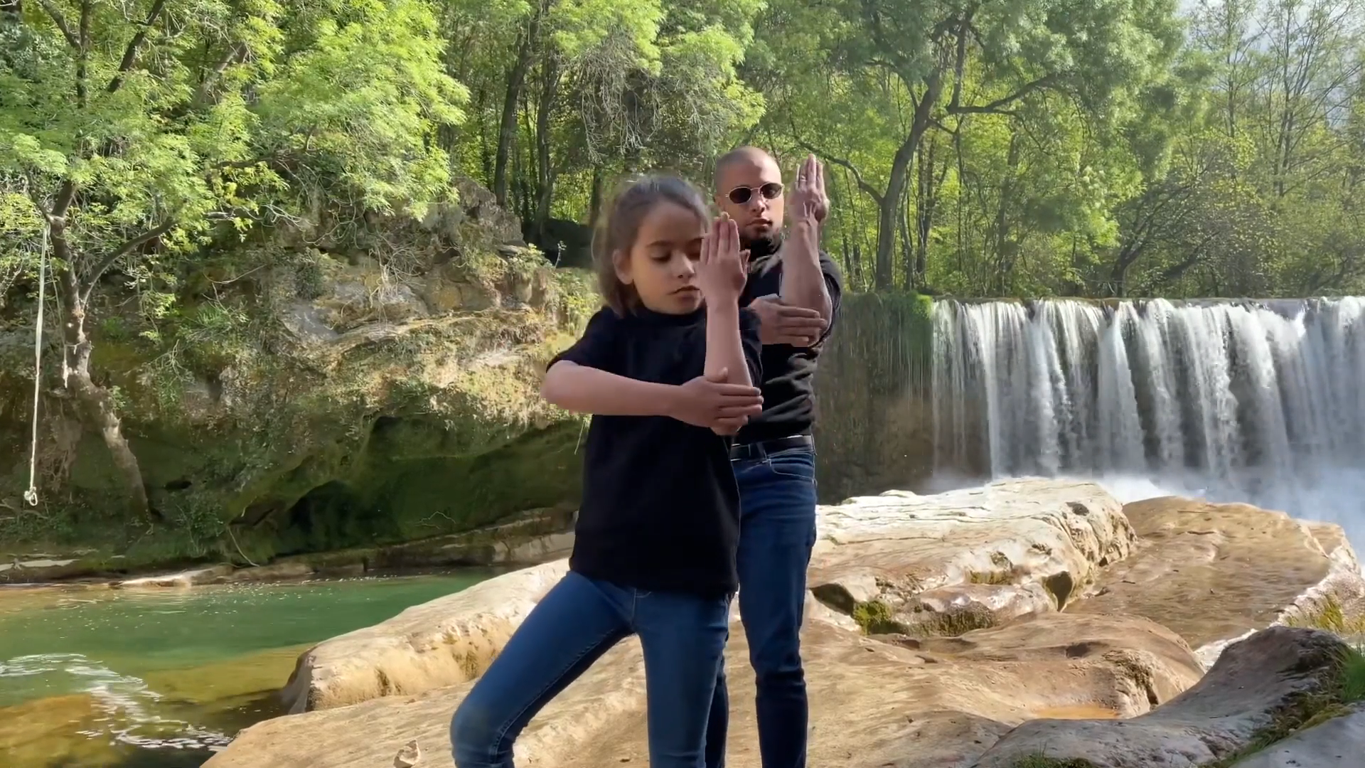 父母是孩子最好的老师:sadeck与女儿的最新埃及手舞蹈片