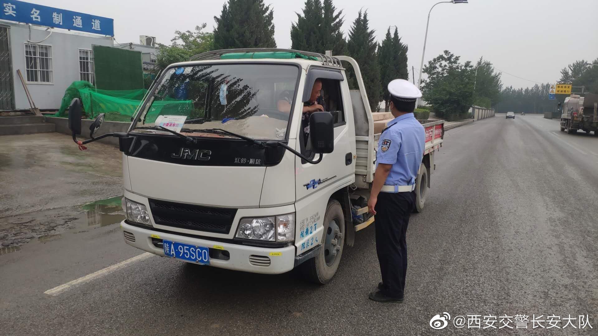 西安交警长安大队 民警在辖区重点路段设卡_高清图集_新浪网