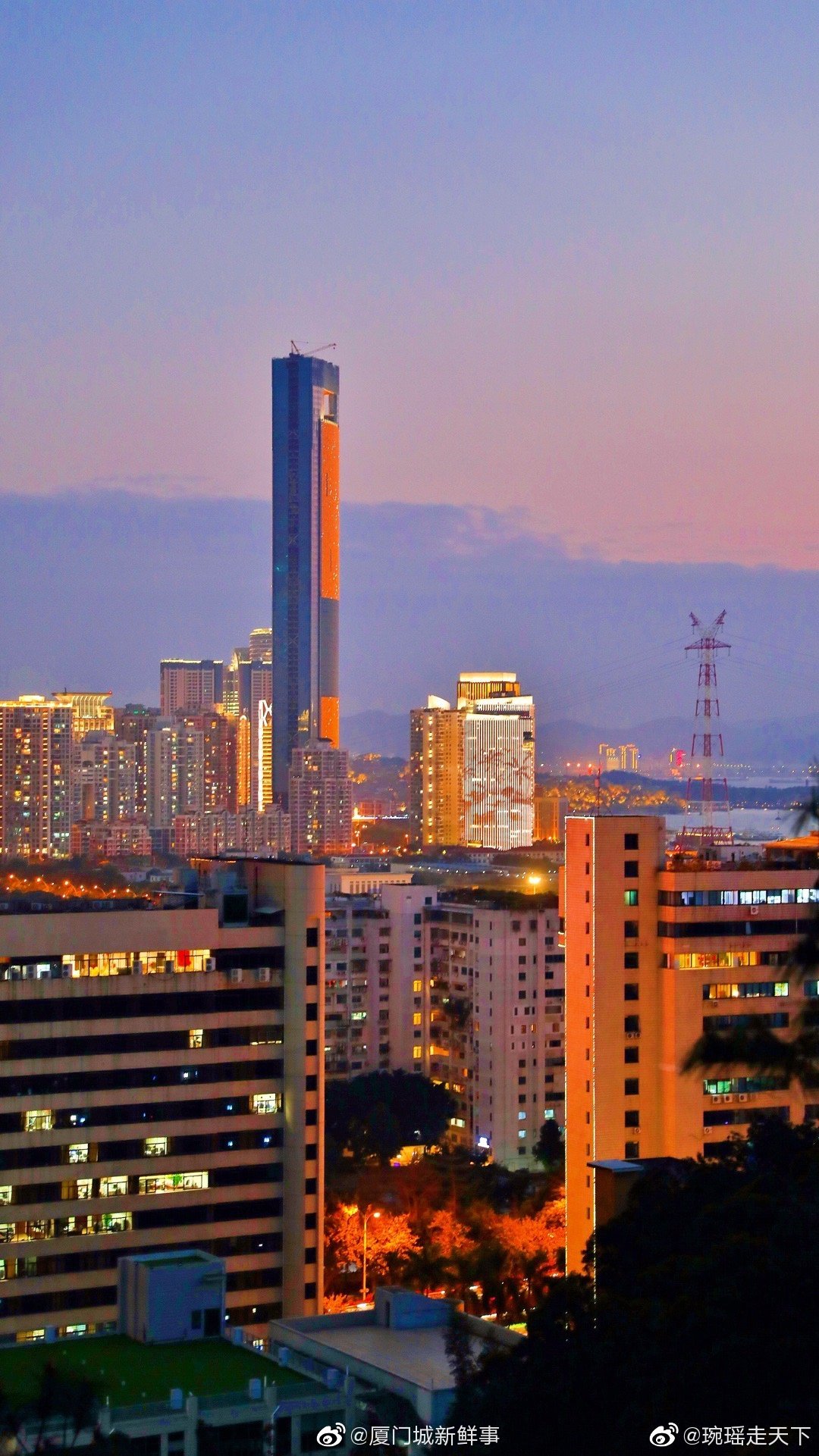 山海健康步道狐尾山段华灯初上星星点点浓郁的饱和度让这一切像油