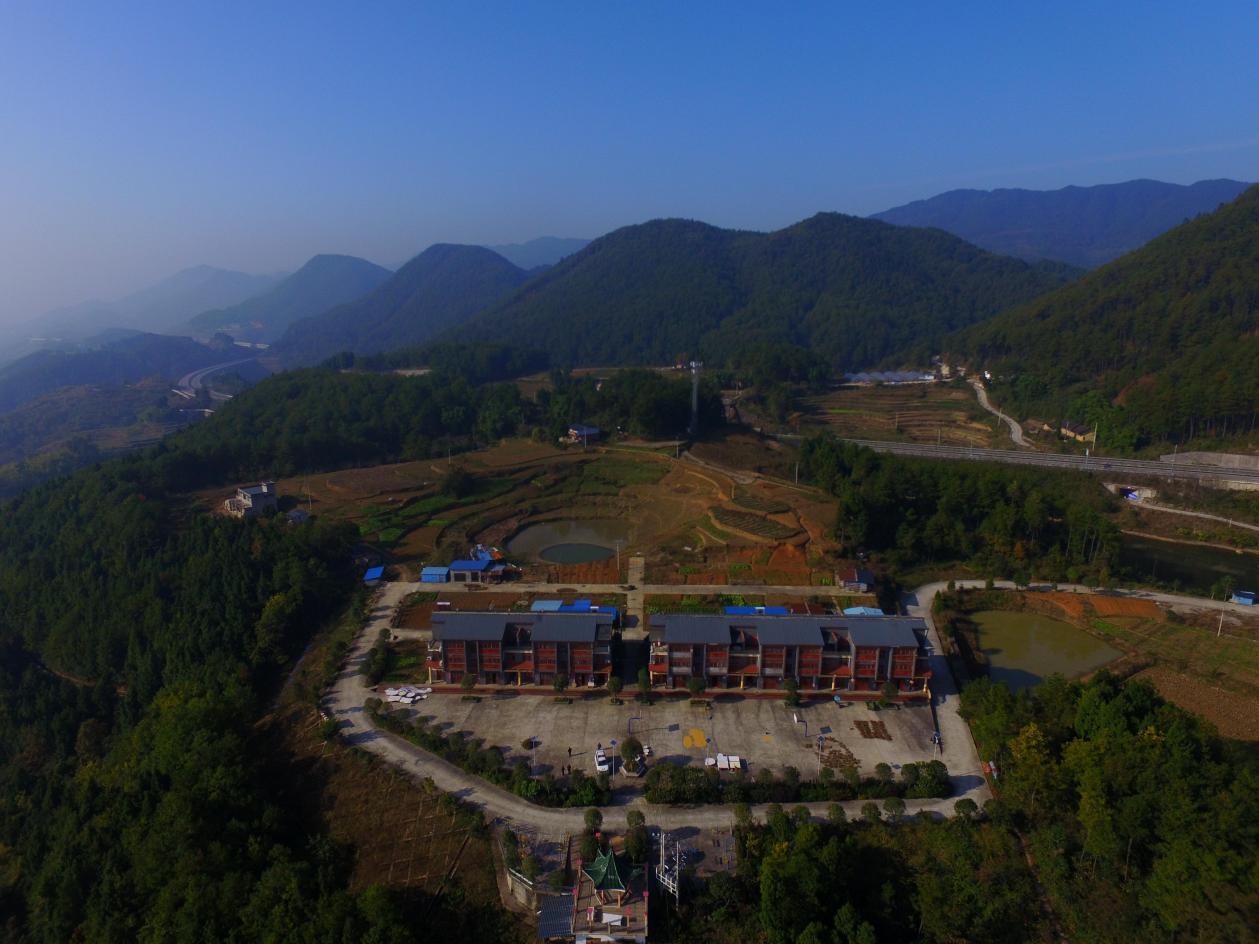 蜂水村位于重庆忠县金鸡镇北部,西面紧靠林木葱郁的精华山,南面可尽览