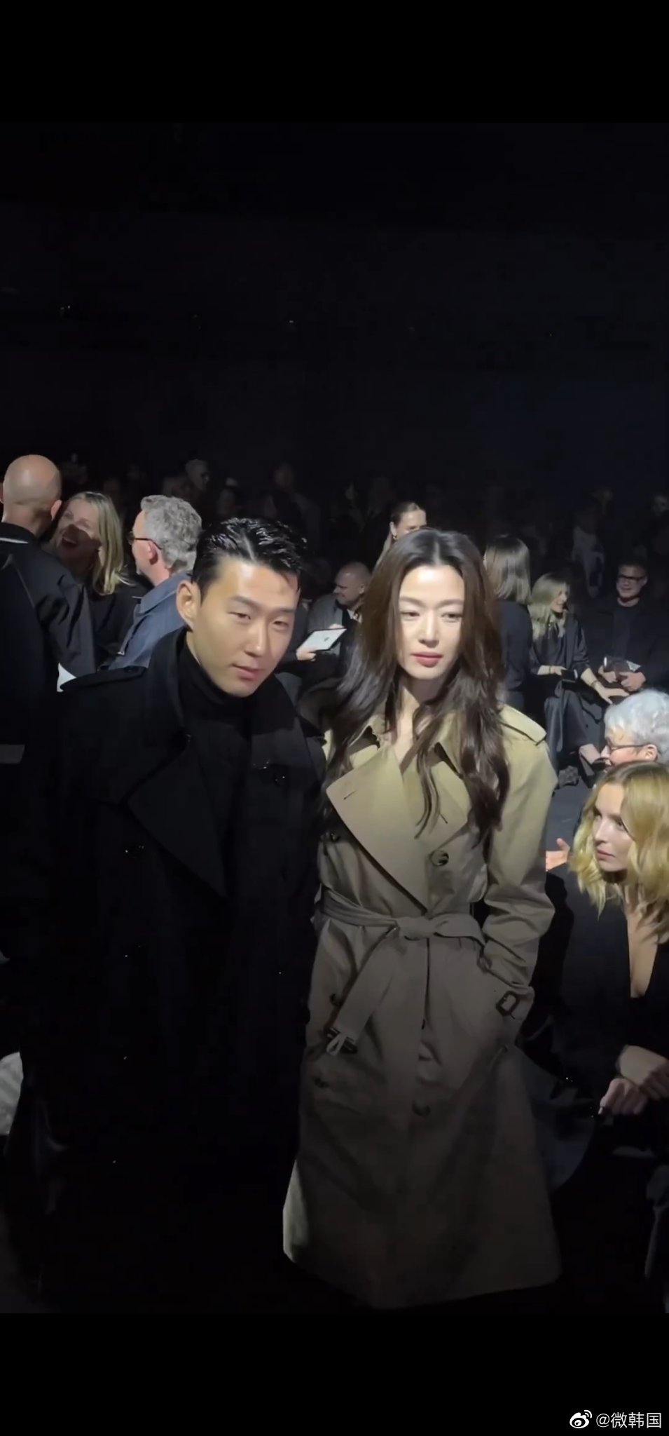 跨界同框!孙兴慜出席时装秀与全智贤合影_高清图集_新浪网