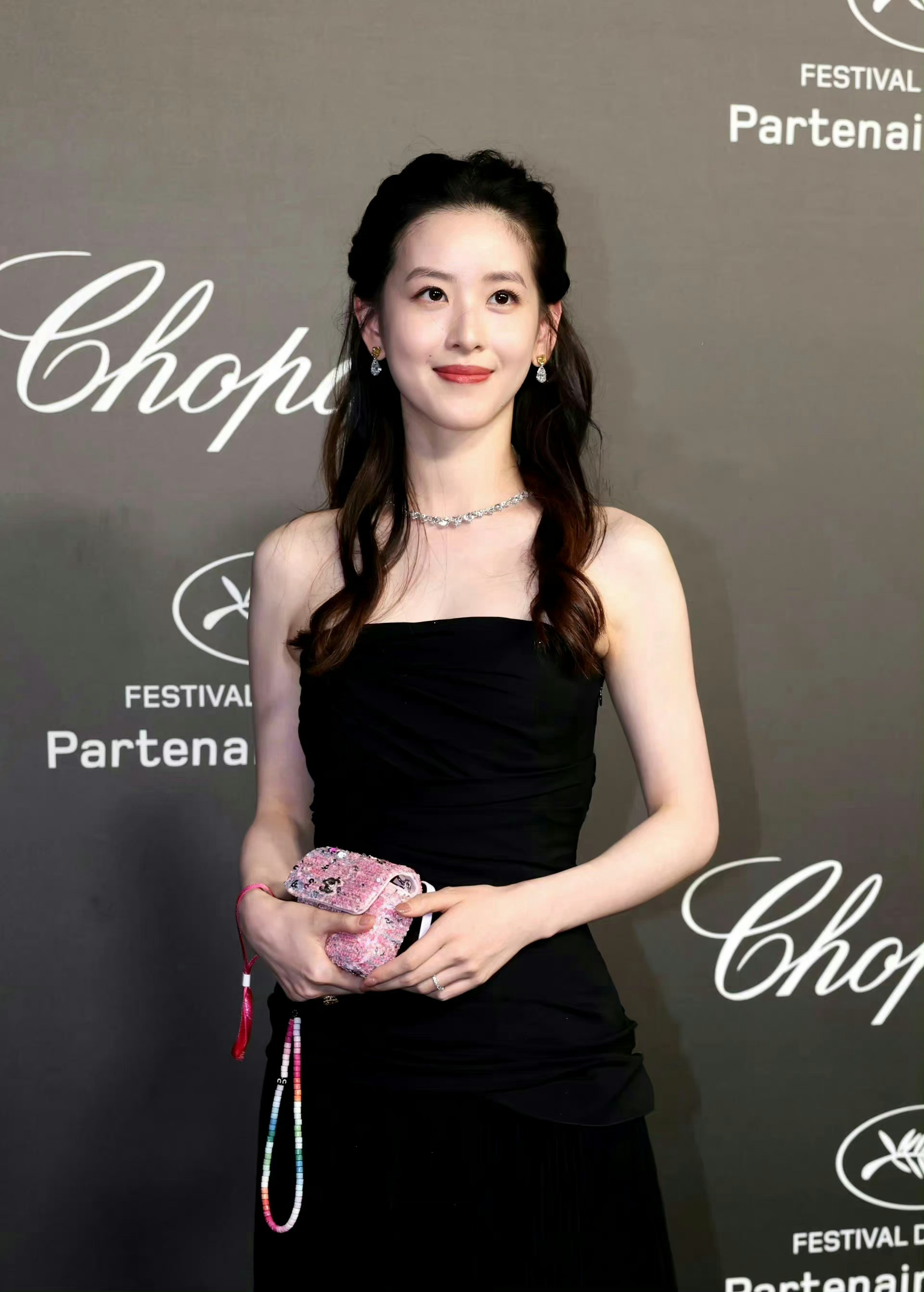 章泽天身穿Givenchy2023春夏系列黑色礼服亮相戛纳萧邦晚宴__财经头条