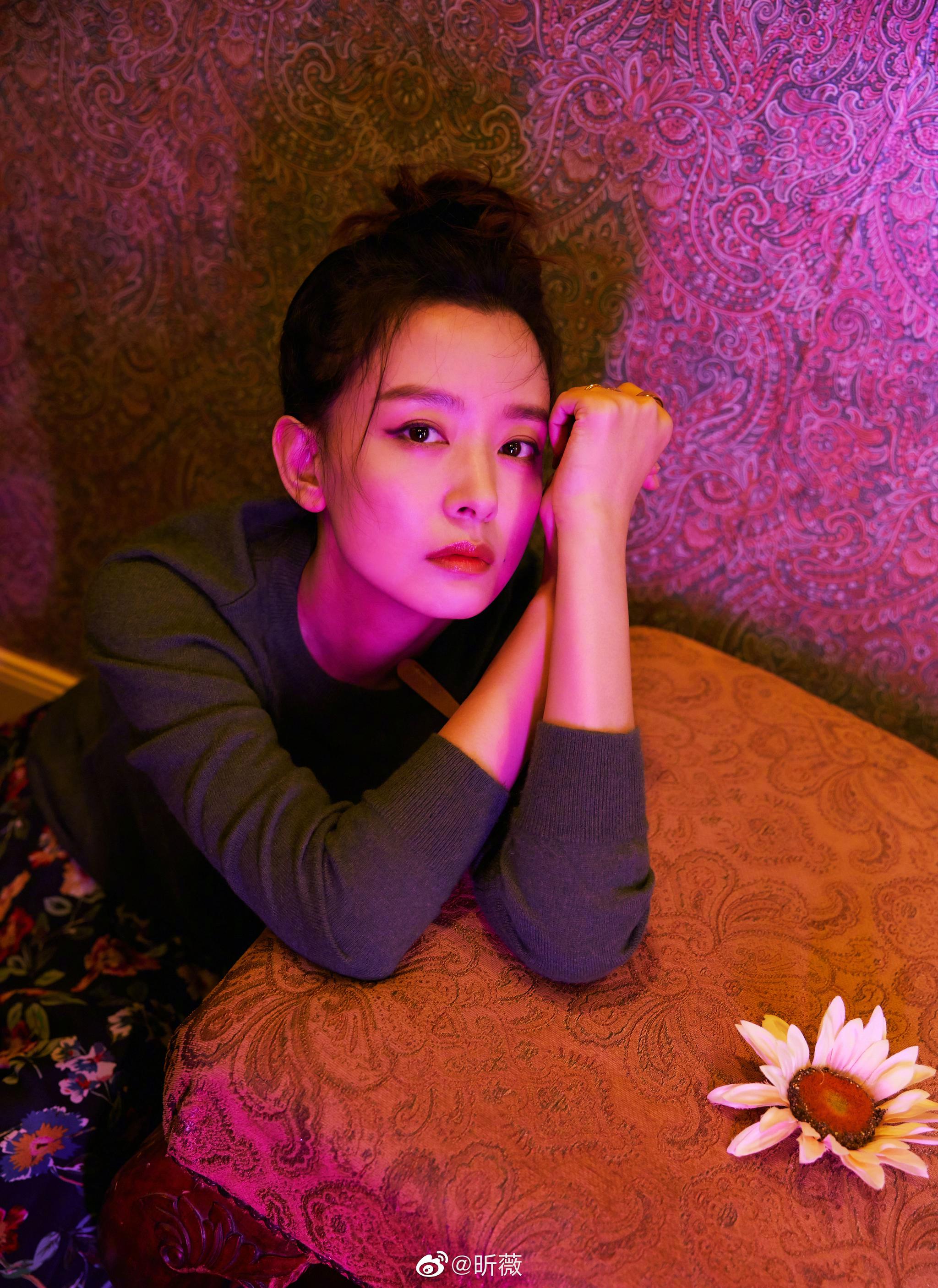 在热播剧《越过山丘》中饰演邱灵的演员