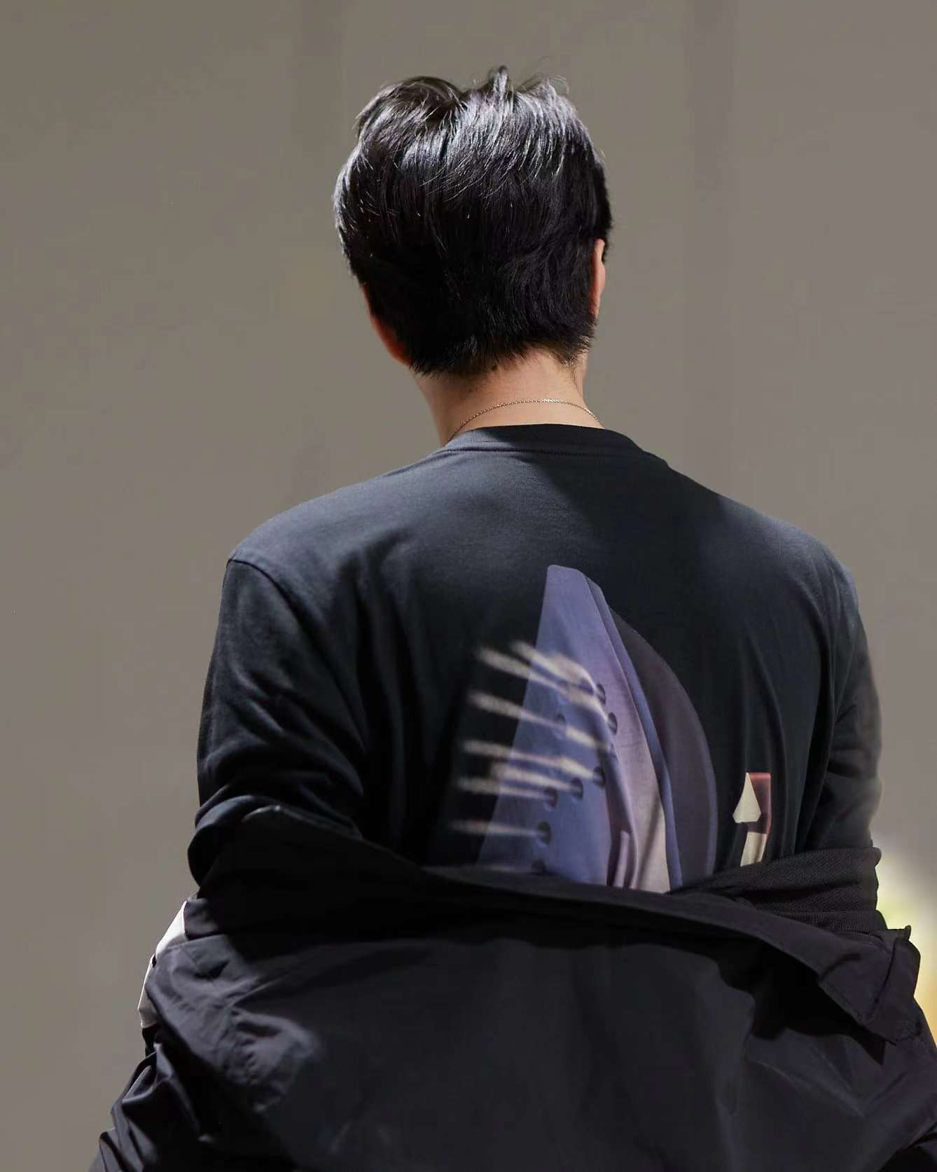 王一博ins 晒背影照啦~ 好有安全感的背,我靠