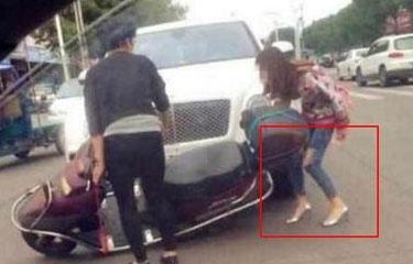 男子撞上400万宾利，瞬间浑身无力，看见车主的鞋却松了口气！休闲区蓝鸢梦想 - Www.slyday.coM