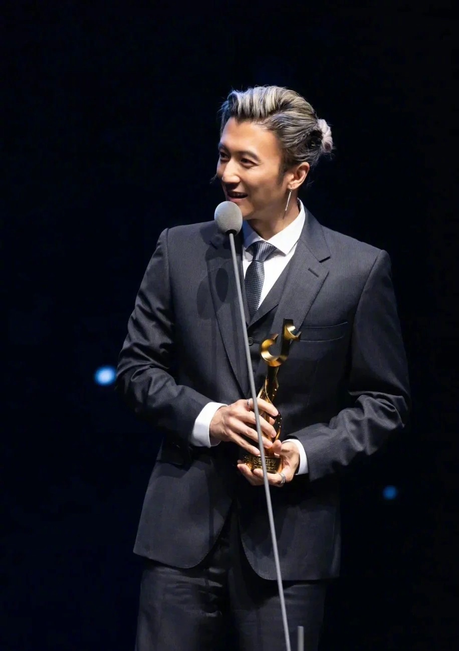 红毯不能没有谢霆锋!__财经头条