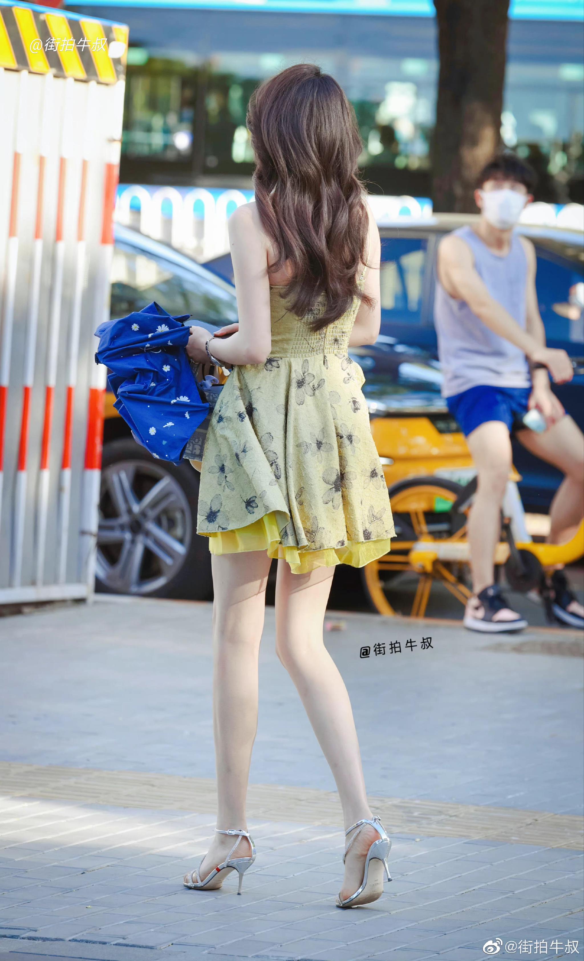 美女穿着御姐范的减龄碎花裙出街