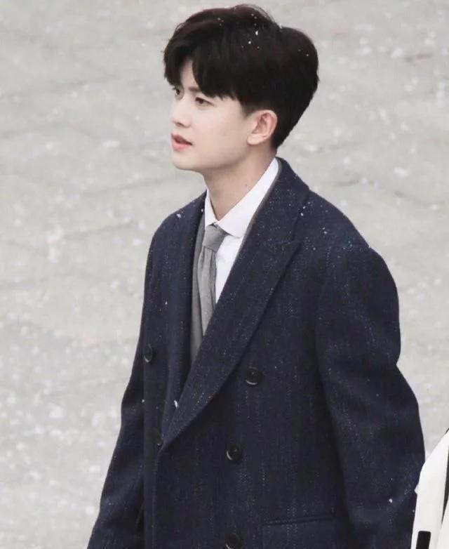 任嘉伦新剧一袭白衣领带杀超帅,现代装造型帅气值满分