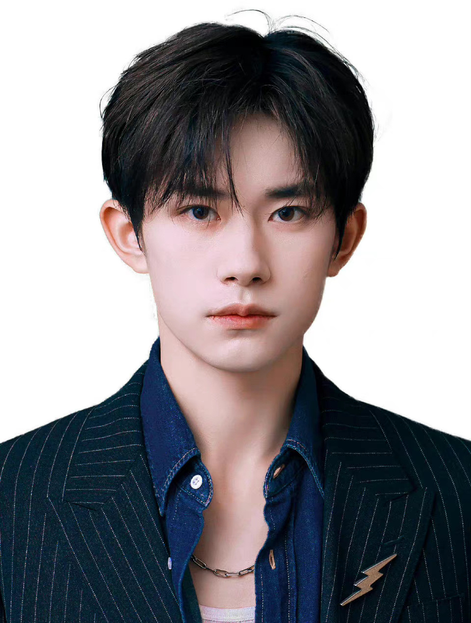 TFboys王俊凯、王源、易烊千玺证件照……__财经头条