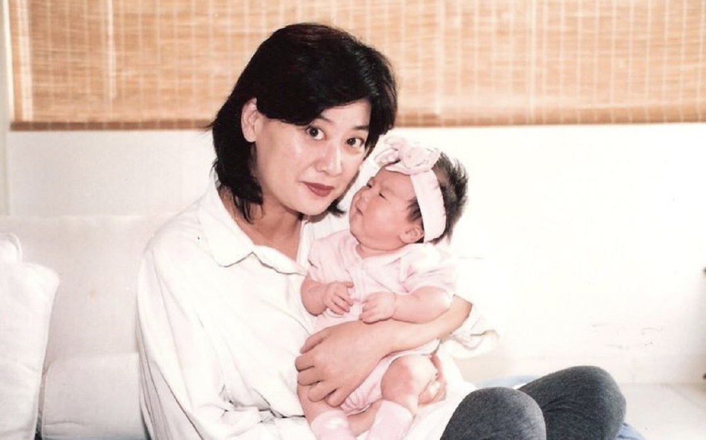 70年代港姐钟慧冰复出拍剧退圈后开公司做老板女儿已入行发展