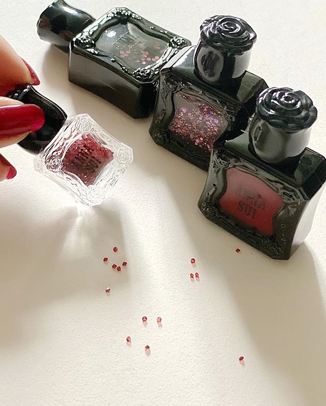 Anna Sui 圣诞限定指甲油新色发布新的指甲油系列以 给我颜色