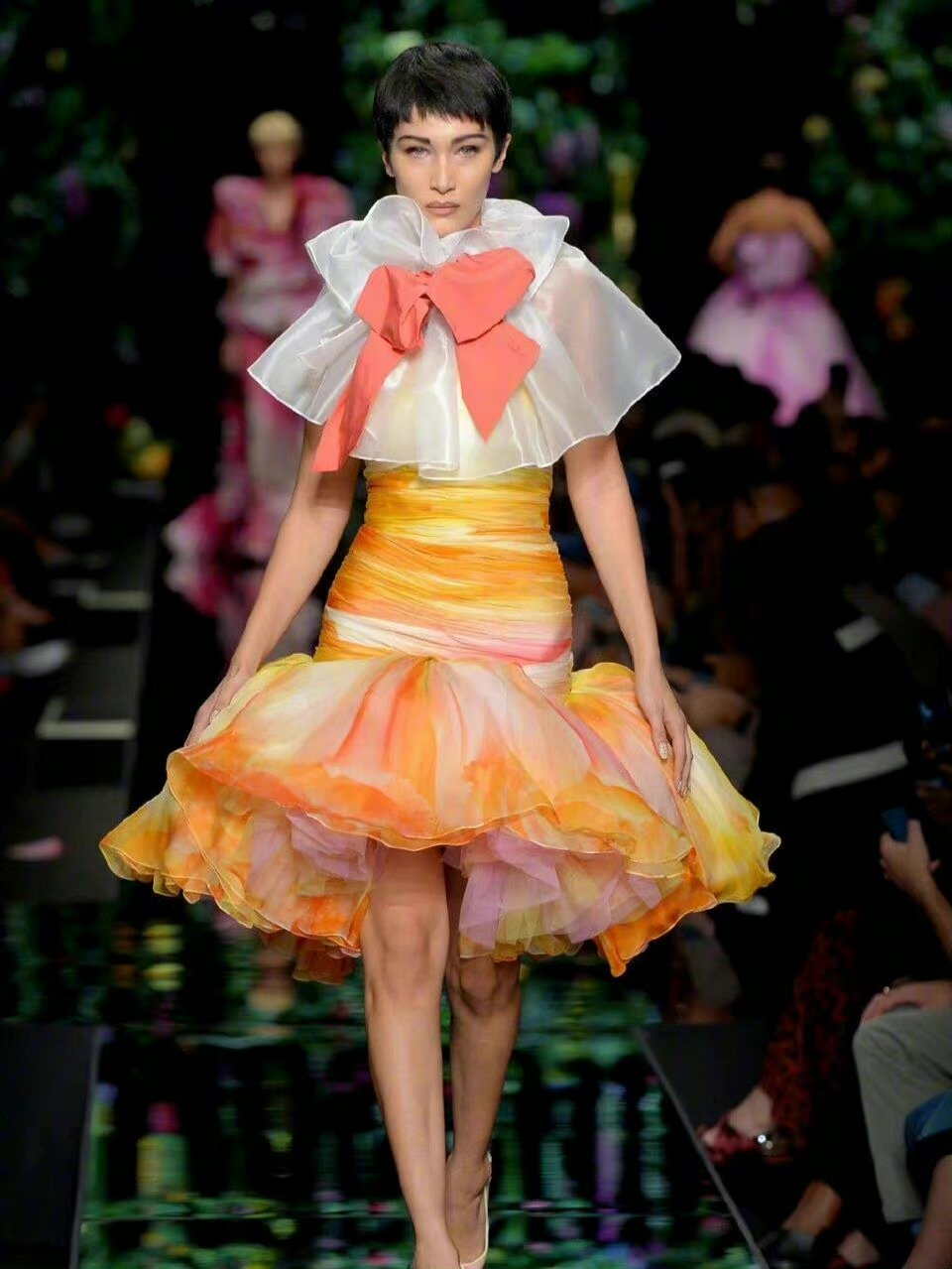 moschinoss2018用花做的裙子