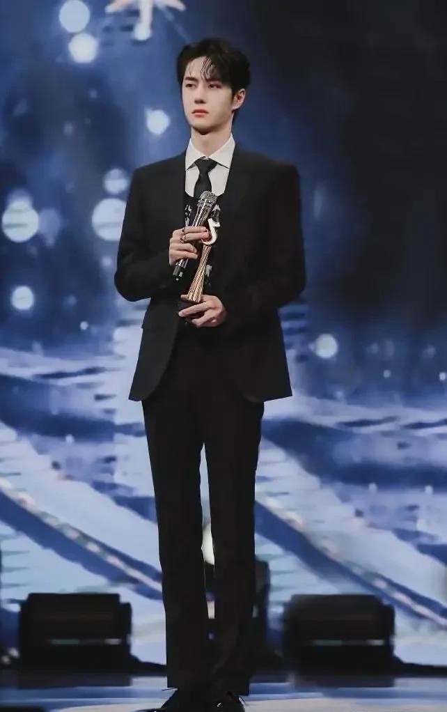 王一博的全身照也是惊艳时光的那种