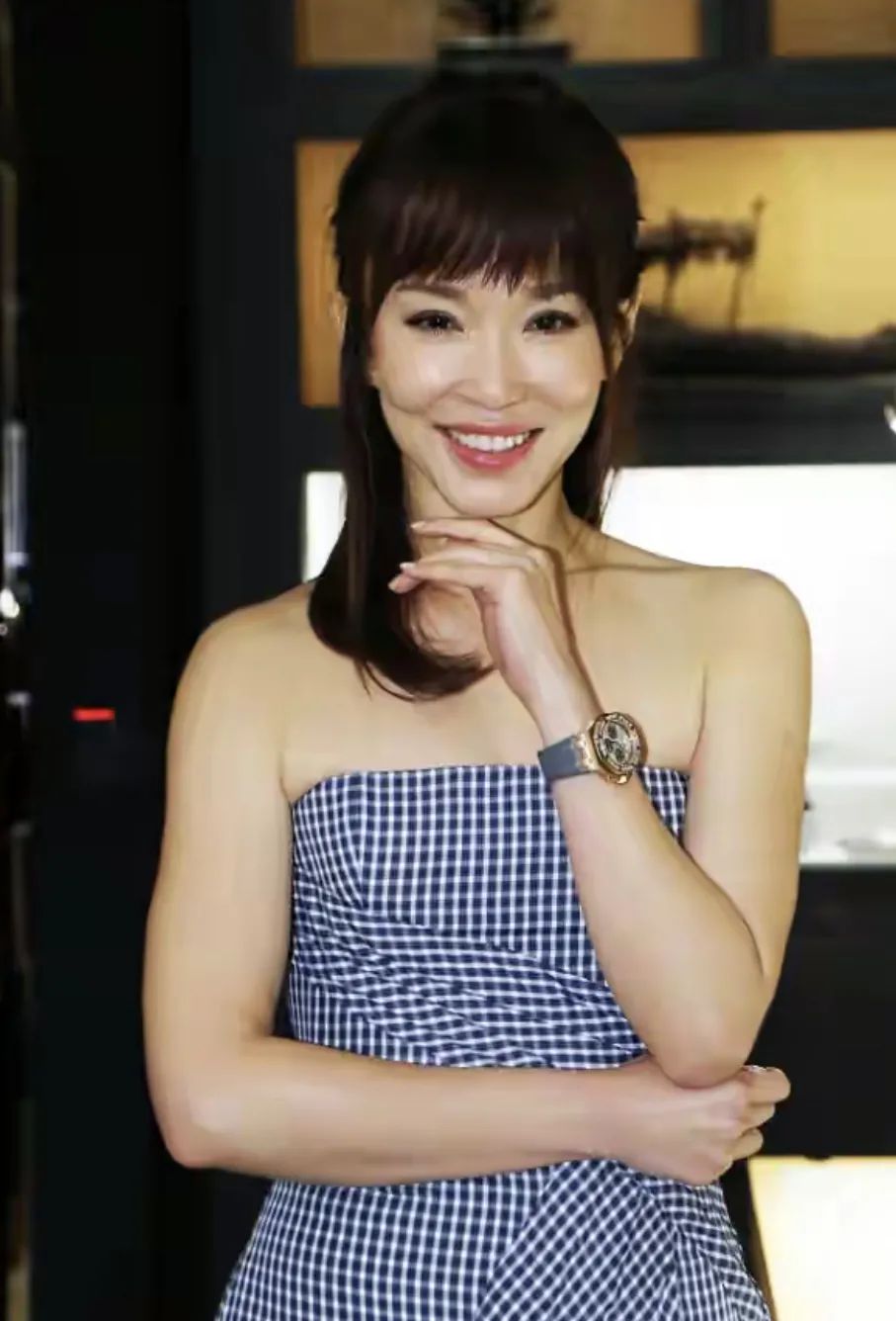 新加坡一姐范文芳掌握打造减龄感的关键穿格纹裙优雅显年轻