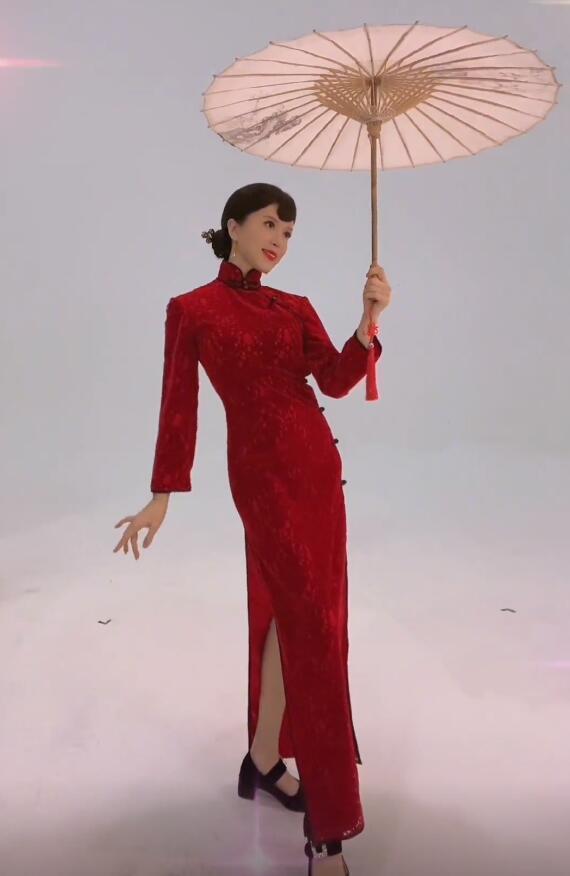 47岁金巧巧真不逊色穿红旗袍打扮比年轻人潮手拿油纸伞美回巅峰