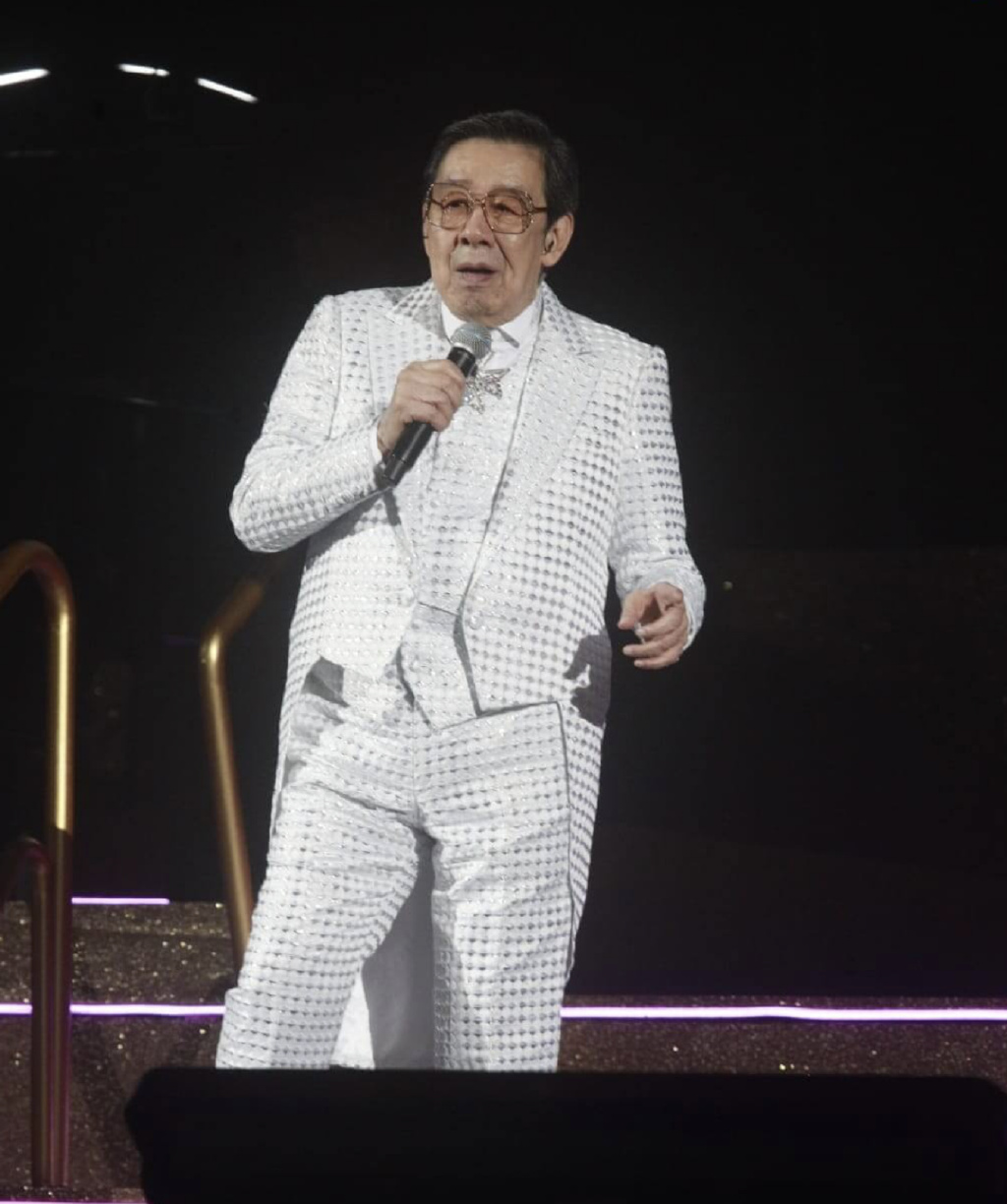 90岁胡枫开红馆演唱会，张学友任嘉宾下跪叩拜，孙女曾孙上台助兴