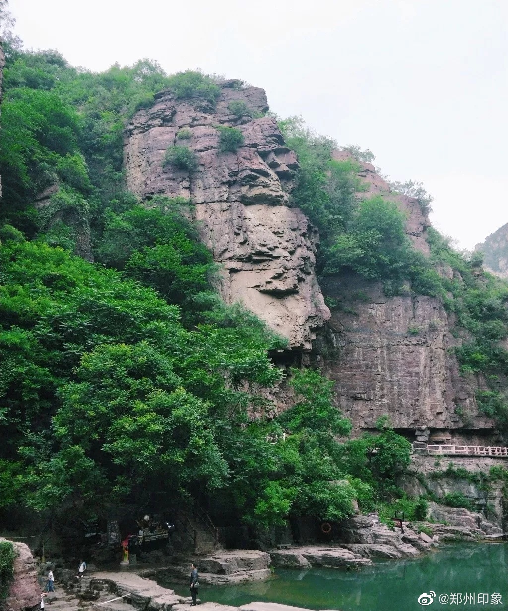 河南云台山岩壁惊现大佛像 形态逼真令人称奇