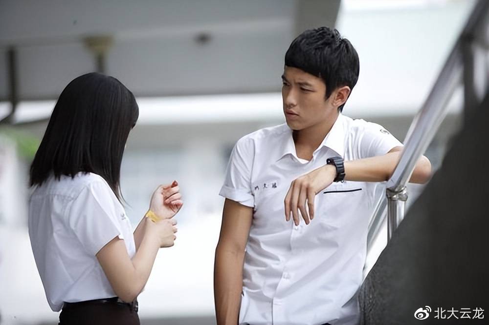 青春期男女同学互生好感是正常现象,正确引导反而有益于成长