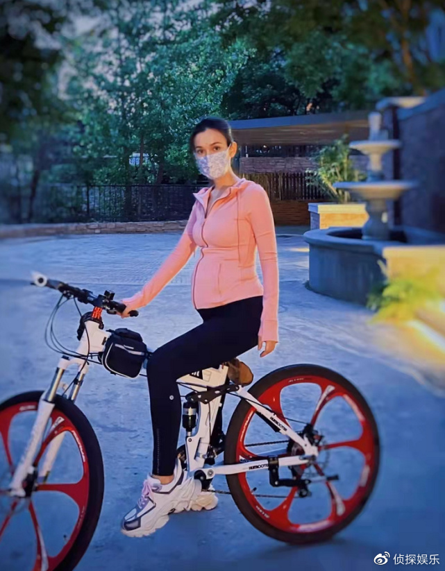 身穿一袭红裙的卢靖姗身形仍然纤瘦,哪怕肚大如箩,但从背影依旧看不出