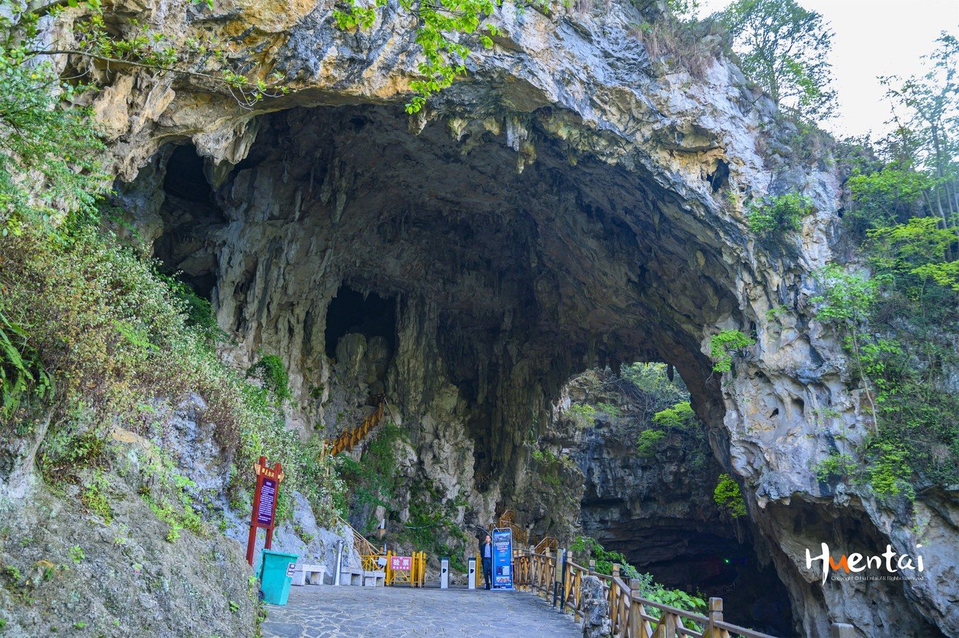 和龙 宫,这次选择来到了离黄果树景区约15公里处的夜郎洞,传说夜郎王