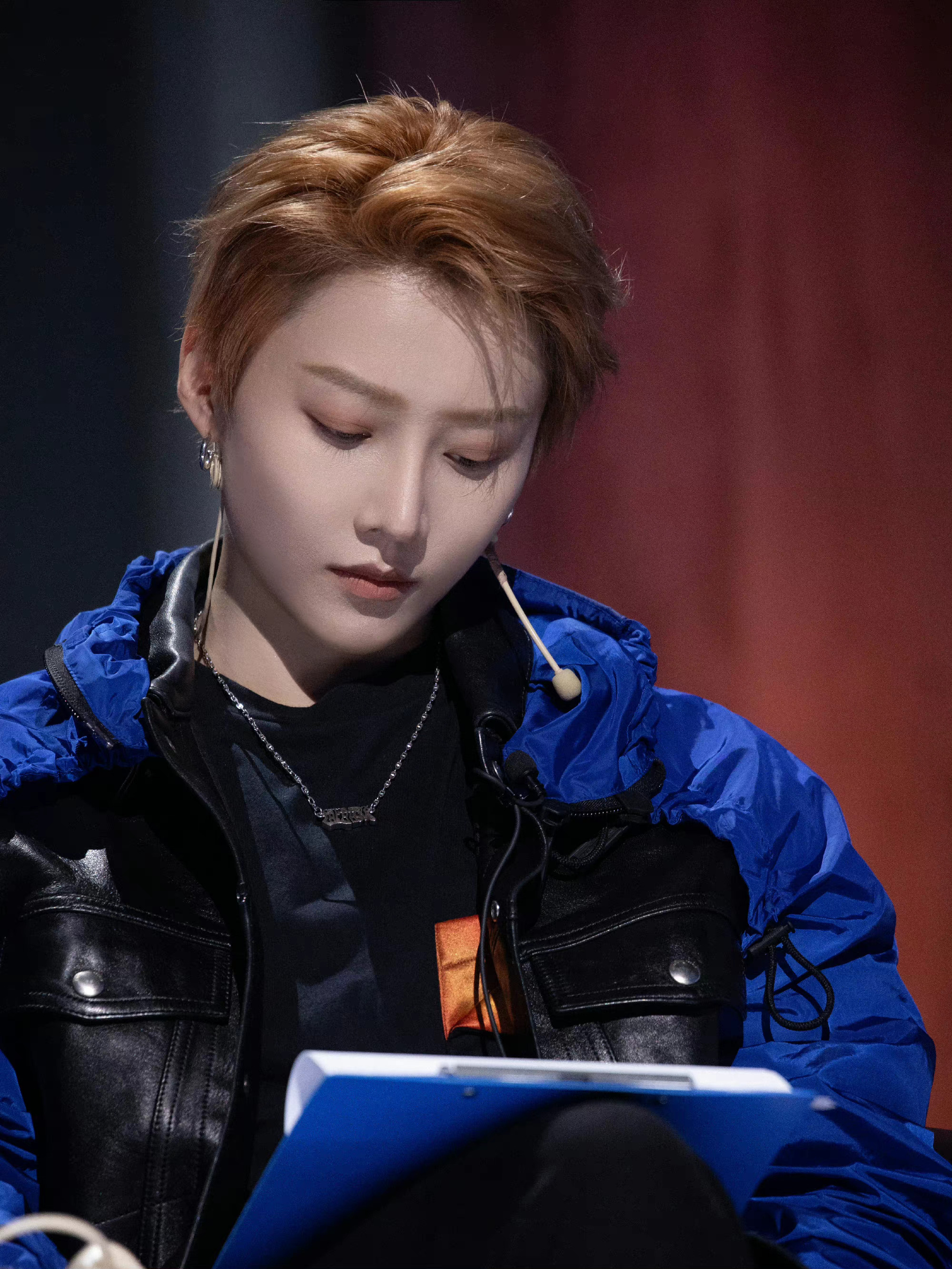 刘雨昕街舞5蓝黑拼接皮衣造型 认真帅气的刘队长,期待精彩表现__财经