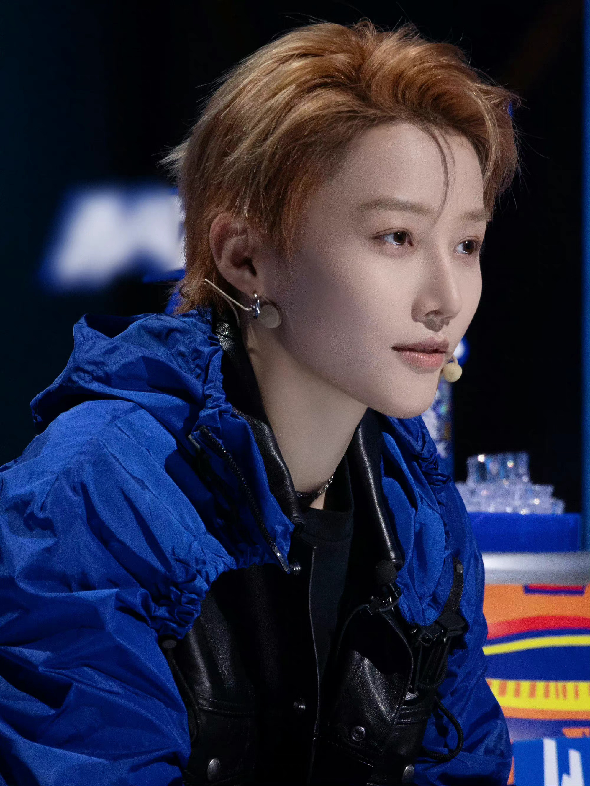 刘雨昕街舞5蓝黑拼接皮衣造型 认真帅气的刘队长,期待精彩表现__财经