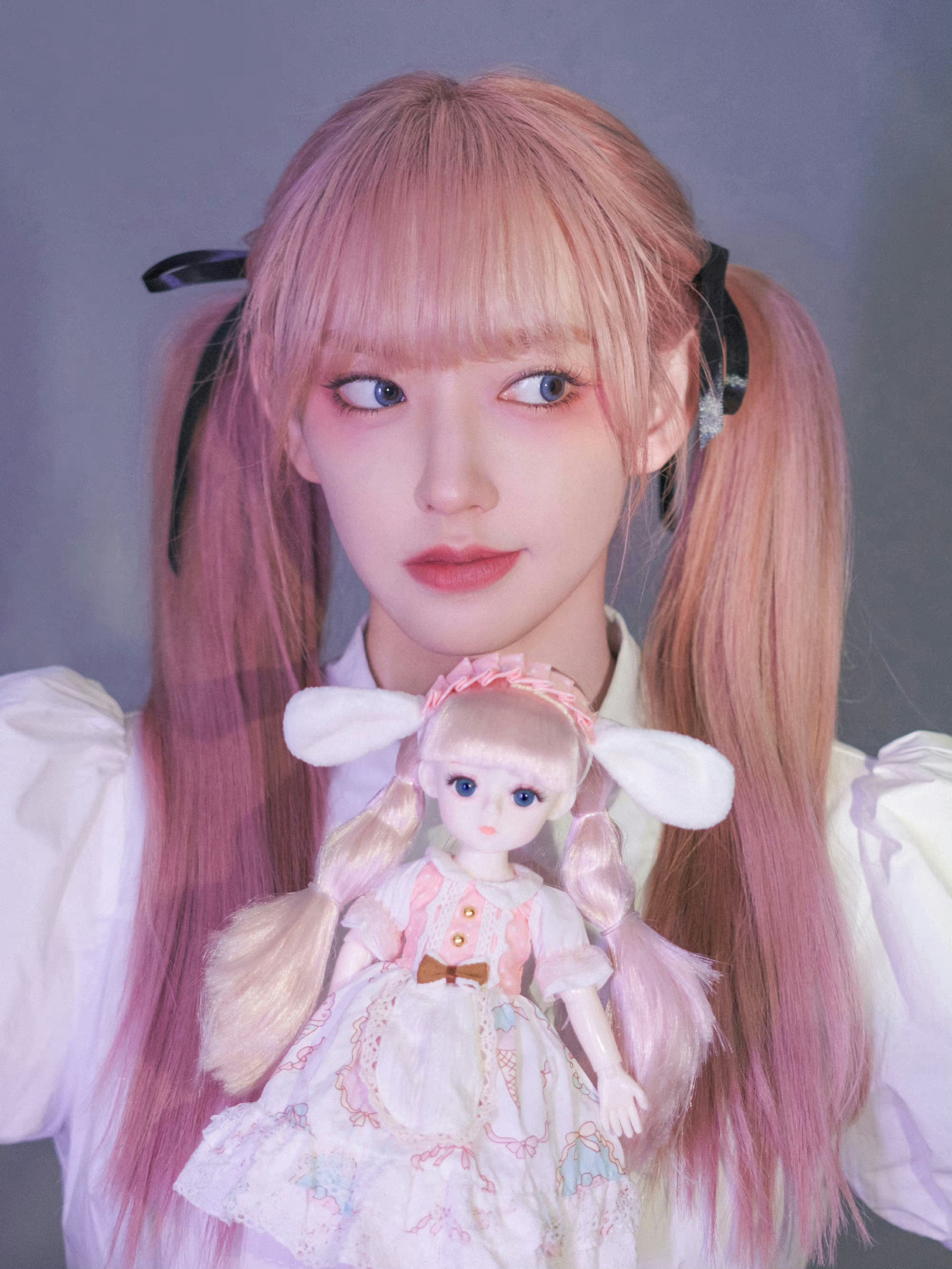 程潇《了不起舞社2》造型图 粉发双马尾,白色连衣裙