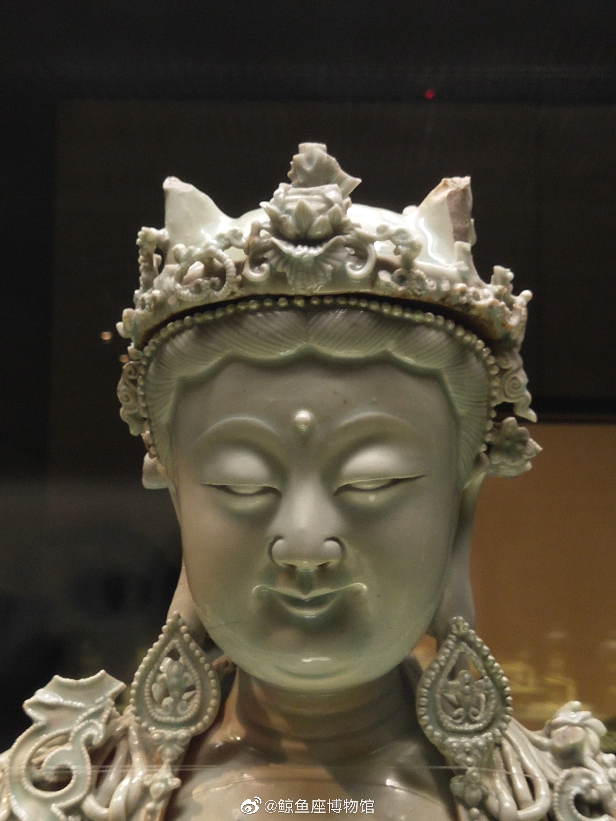 景德镇窑青白釉水月观音菩萨像/元/首都博物馆元代的青白瓷胎质一般较