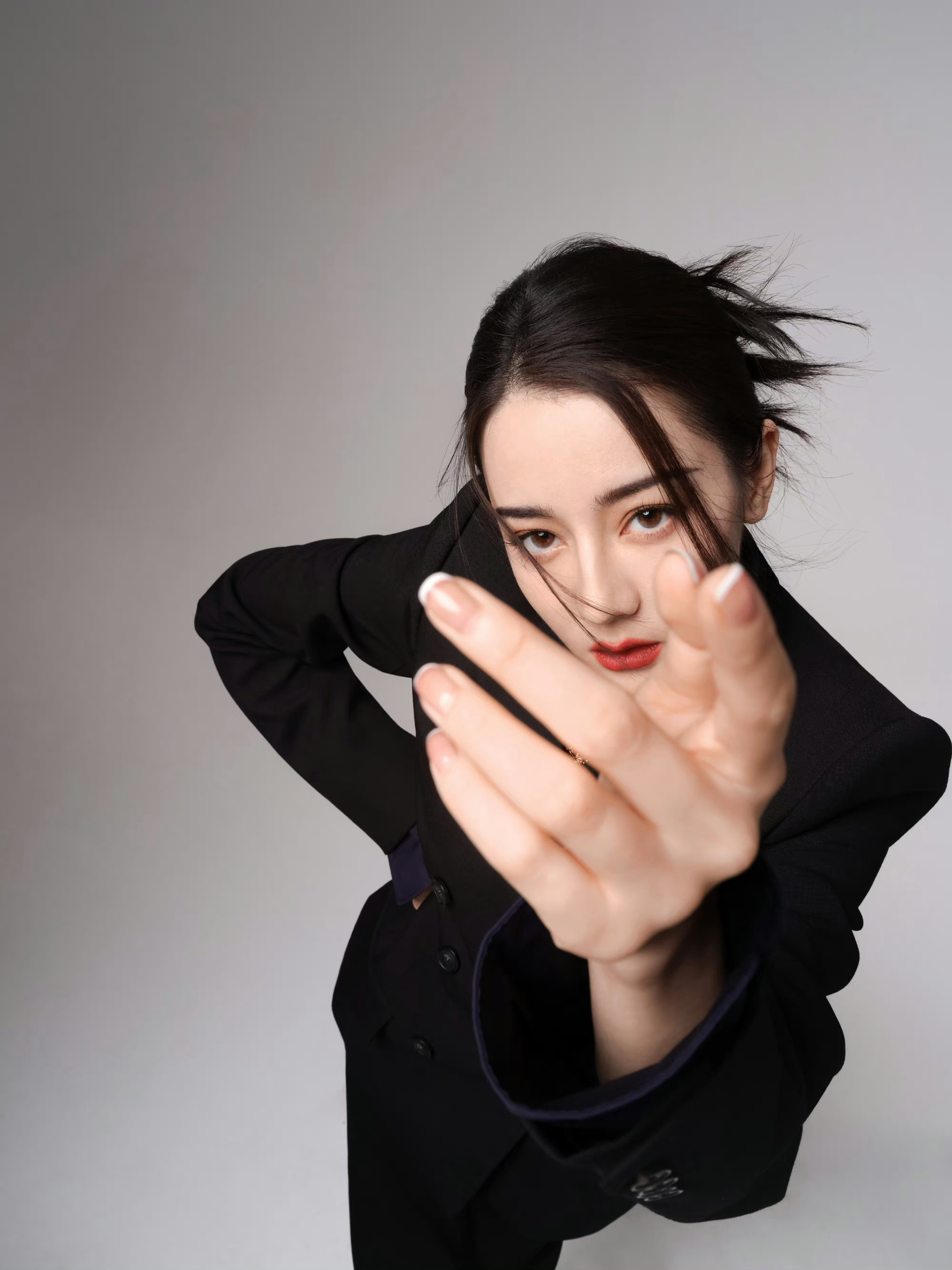 迪丽热巴今日新造型 黑色西装造型好酷!