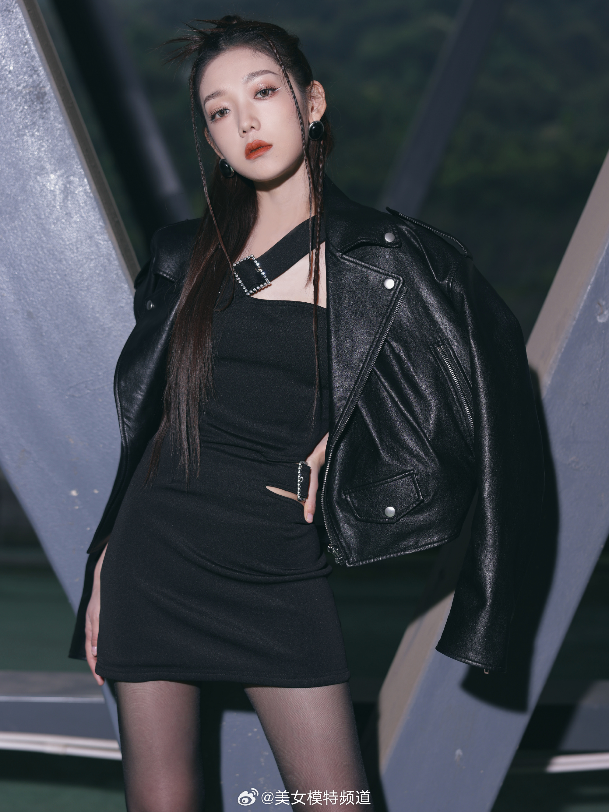 希林娜依高暗夜玫瑰芳华绽放|希林娜依·高_新浪新闻