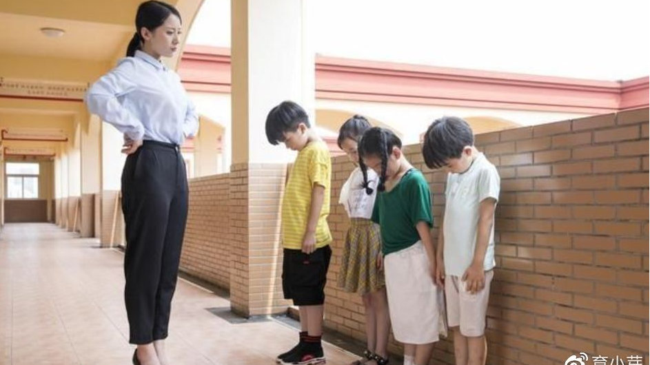 老师乘凉5名幼儿暴晒罚站?网友争论纷纷:体罚教育不行吗?|教育方式|老师|说谎_新浪新闻