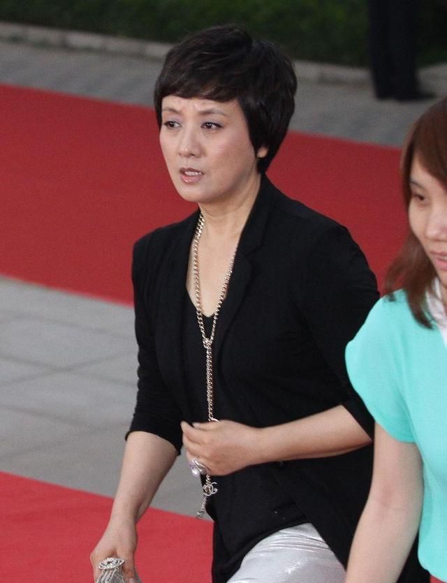 张国立妻子魅力不减当年,自然老去气质反而高雅,穿西装真有气场