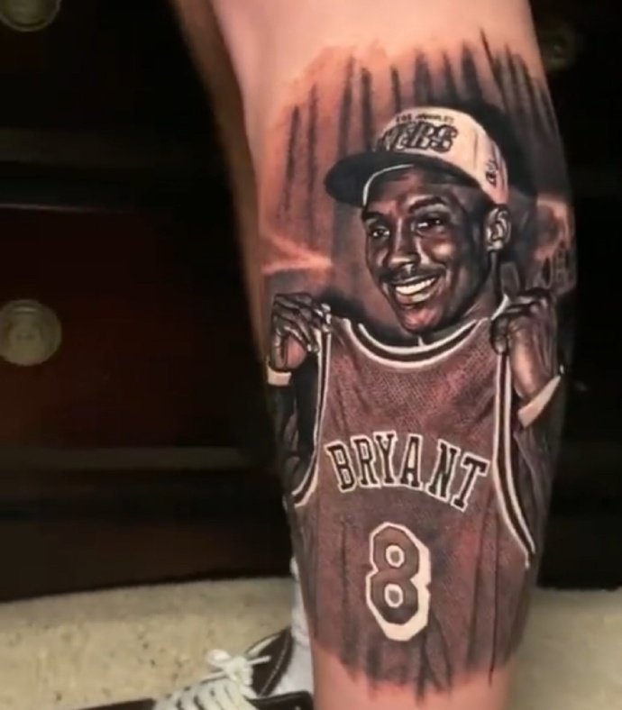 球迷用纹身的方式致敬科比!