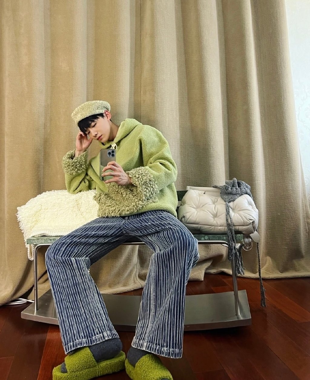 白敬亭 对镜自拍合集__财经头条