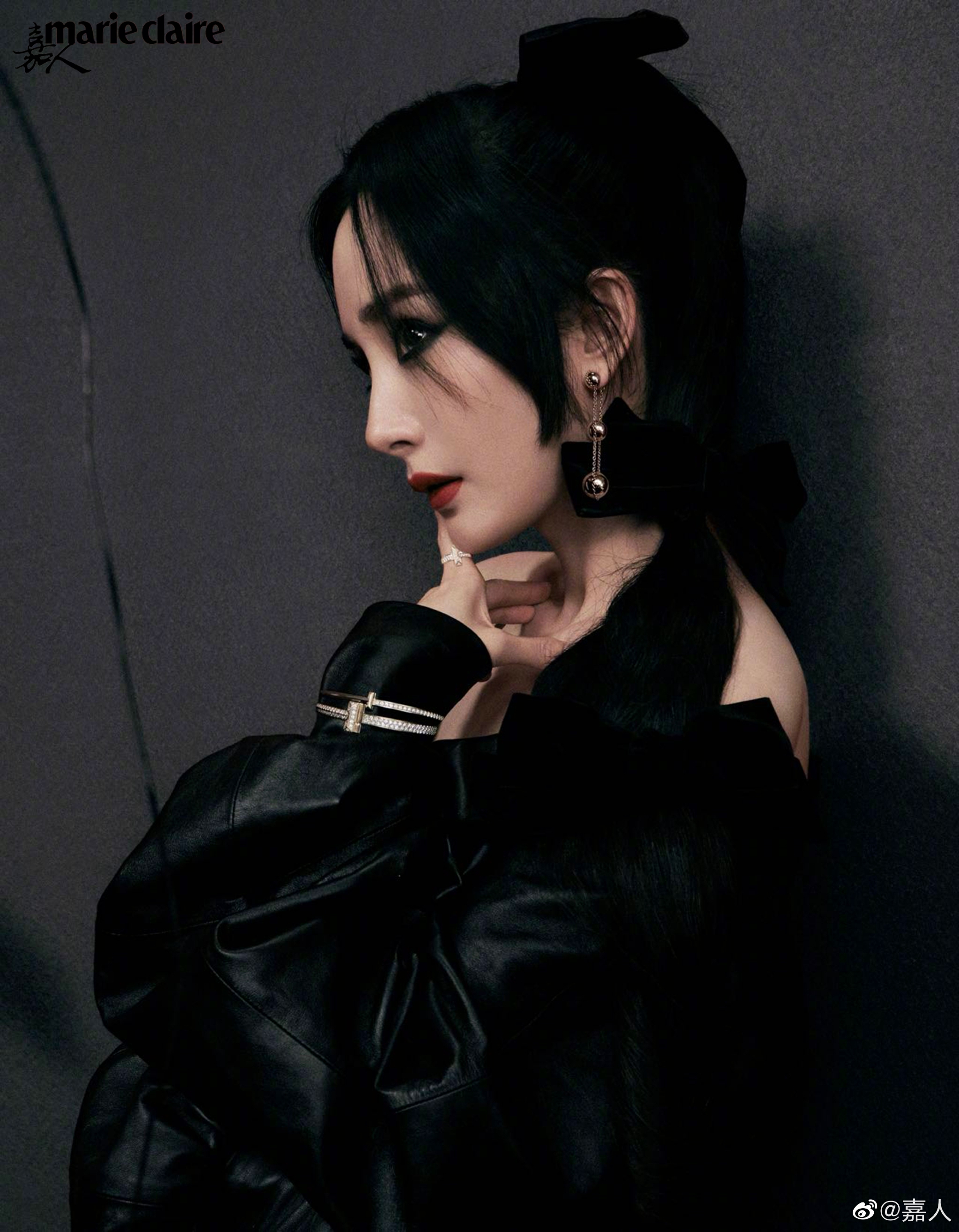 杨幂《嘉人》封面花絮图 抹胸长裙搭配黑色全包眼线烟熏妆