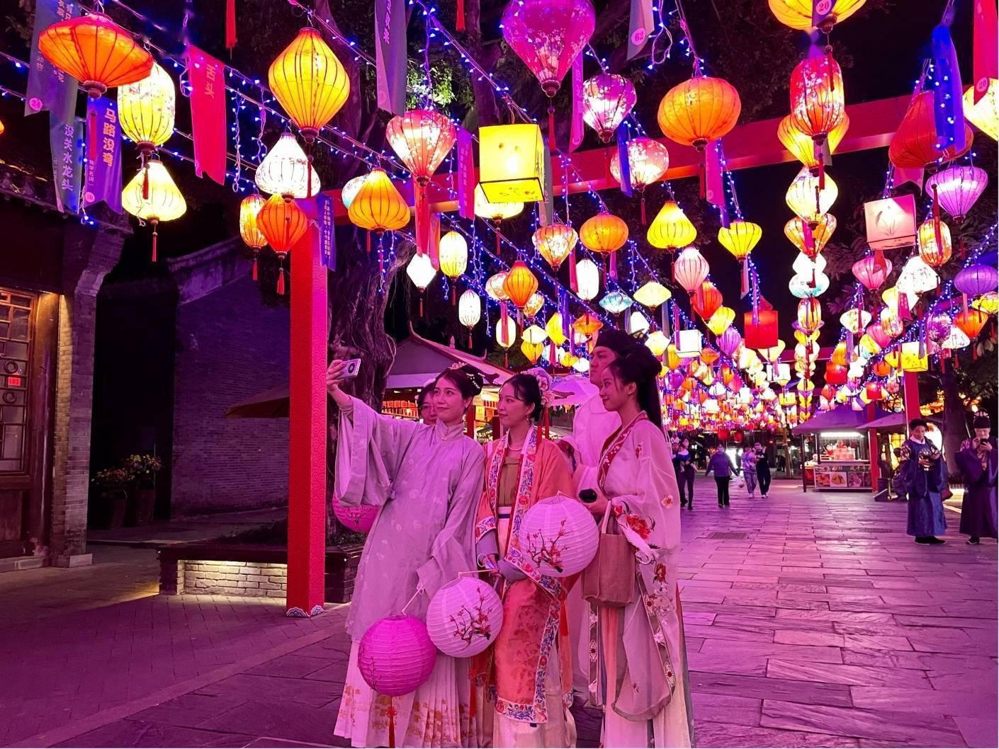 华南最大迎春灯会来了汉服游园最受市民追捧