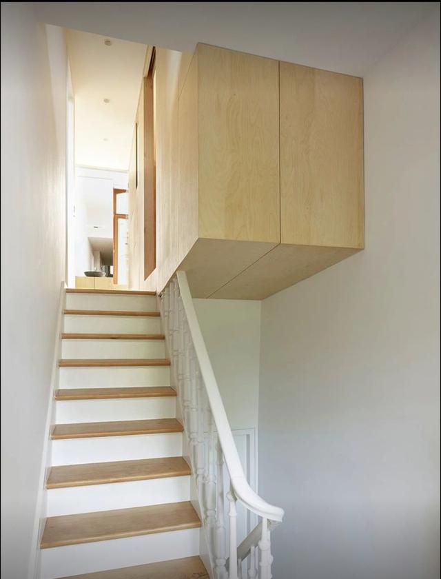 竟然在楼梯上方打吊铺,悬空睡眠光是想想就害怕|吊铺|楼梯|悬空_新浪