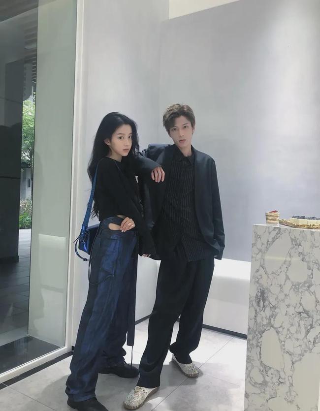 但是身高比例一般,所以很少露全身,属于长拍大头照的美少女.