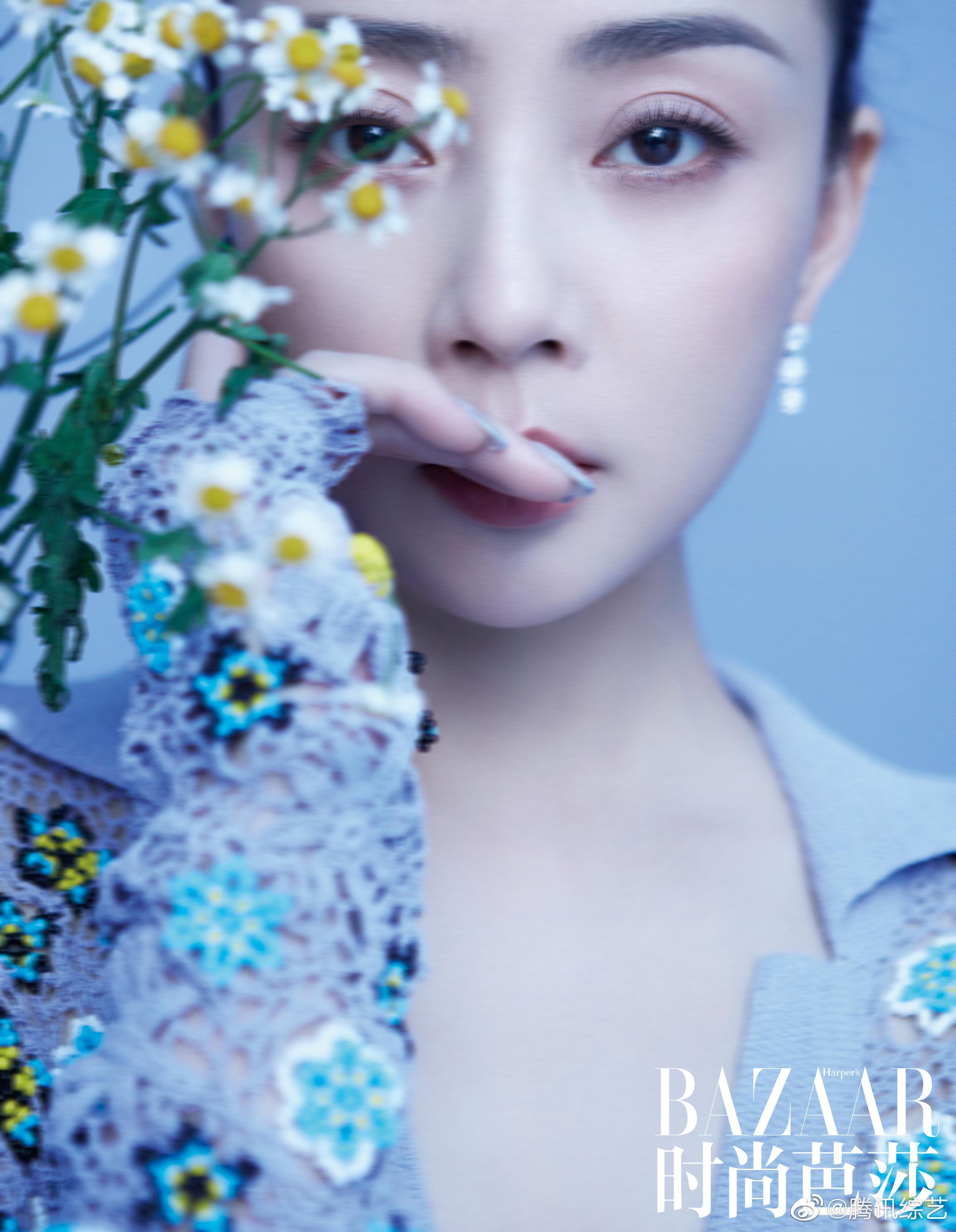 《时尚芭莎》大片曝光,镂空花朵针织衫与鲜花相互映衬……|殷桃|时尚