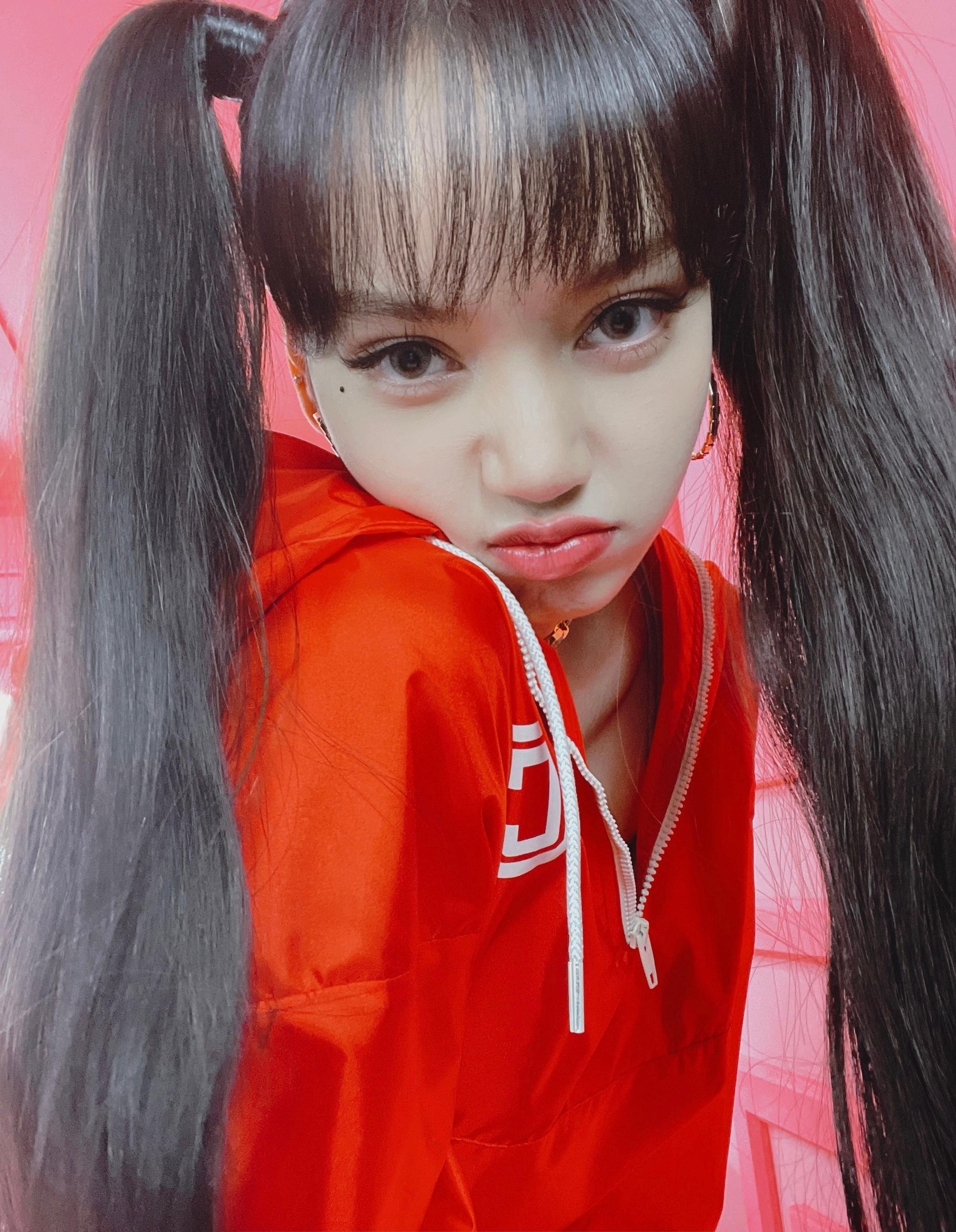 自拍身穿红色连帽衫和黑色不规则短裤……|lisa_新浪新闻